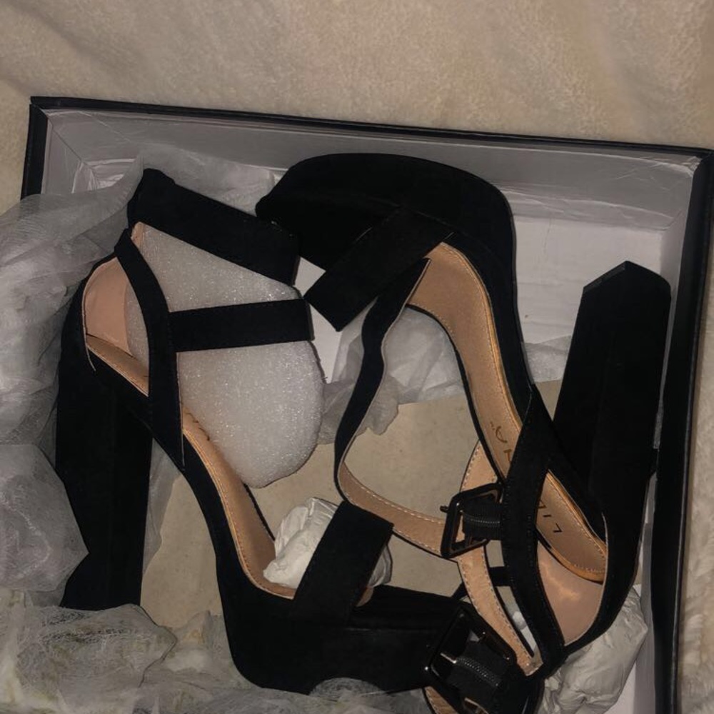 Black discovery heels / size 7.5